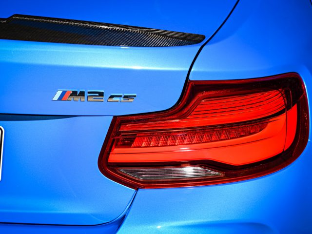 De achterkant van een blauwe BMW M2 CS.