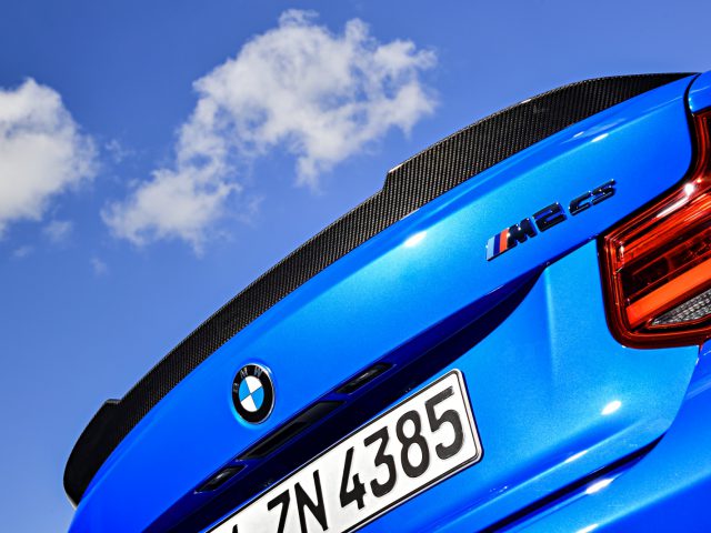 De achterkant van een blauwe BMW M2 CS.