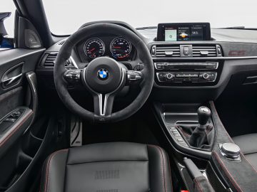 Het interieur van een BMW M2 CS.