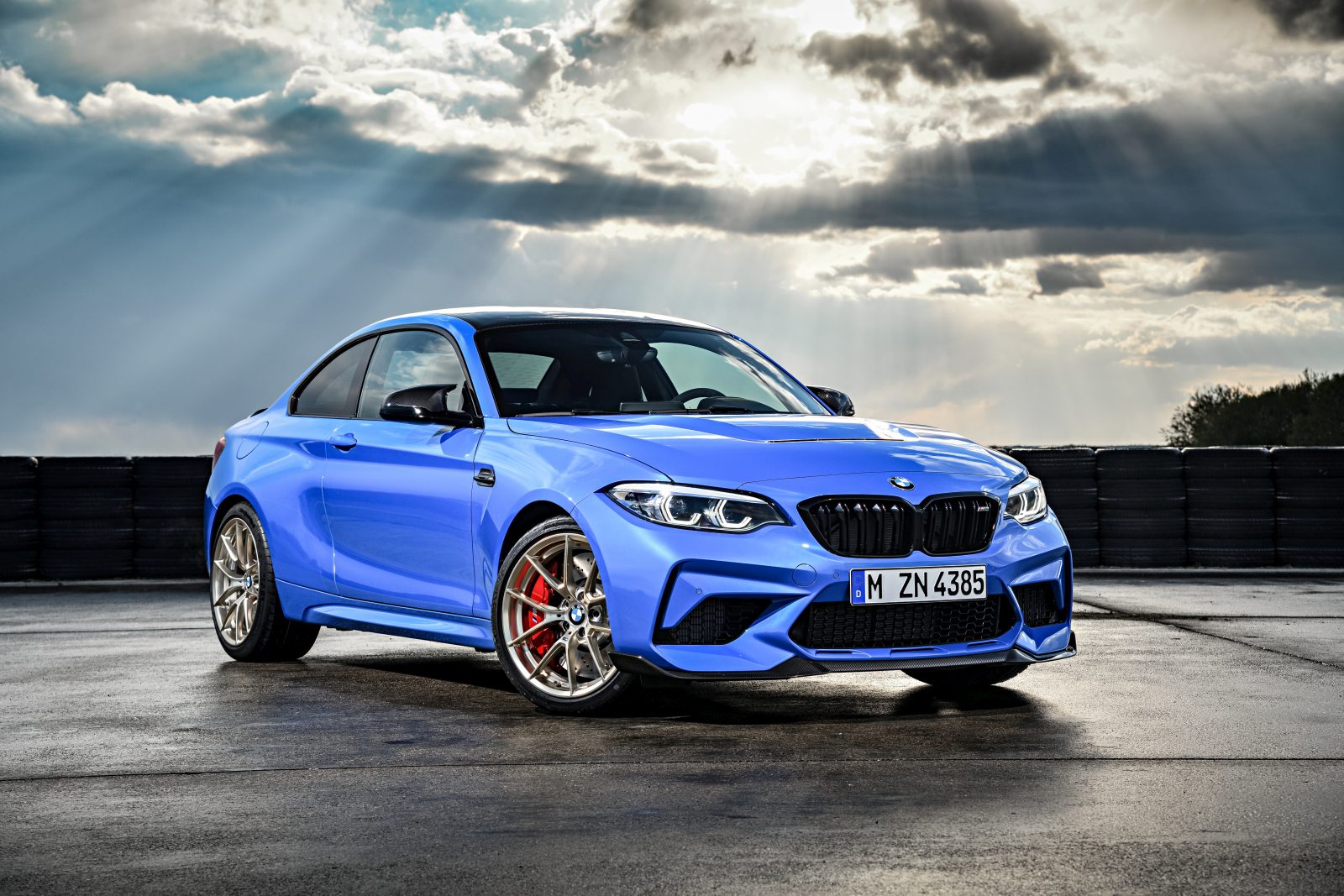 De blauwe BMW M2 CS coupé staat geparkeerd op een baan.