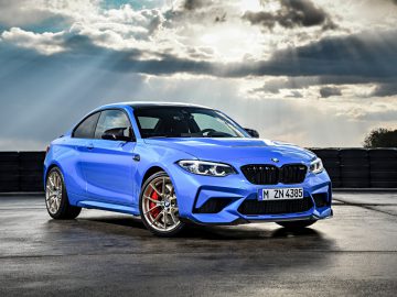 De blauwe BMW M2 CS coupé staat geparkeerd op een baan.