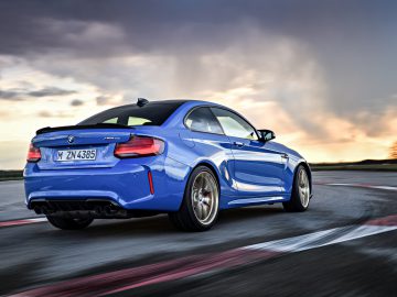 De blauwe BMW M2 CS coupé rijdt op een circuit.