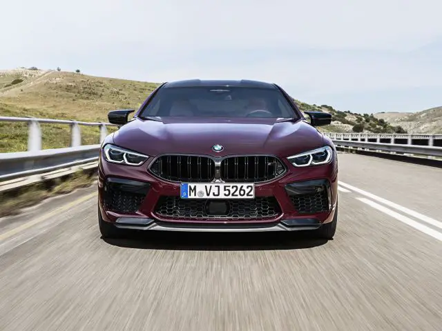 De BMW M8 Gran Coupé uit 2019 rijdt op een bergweg.