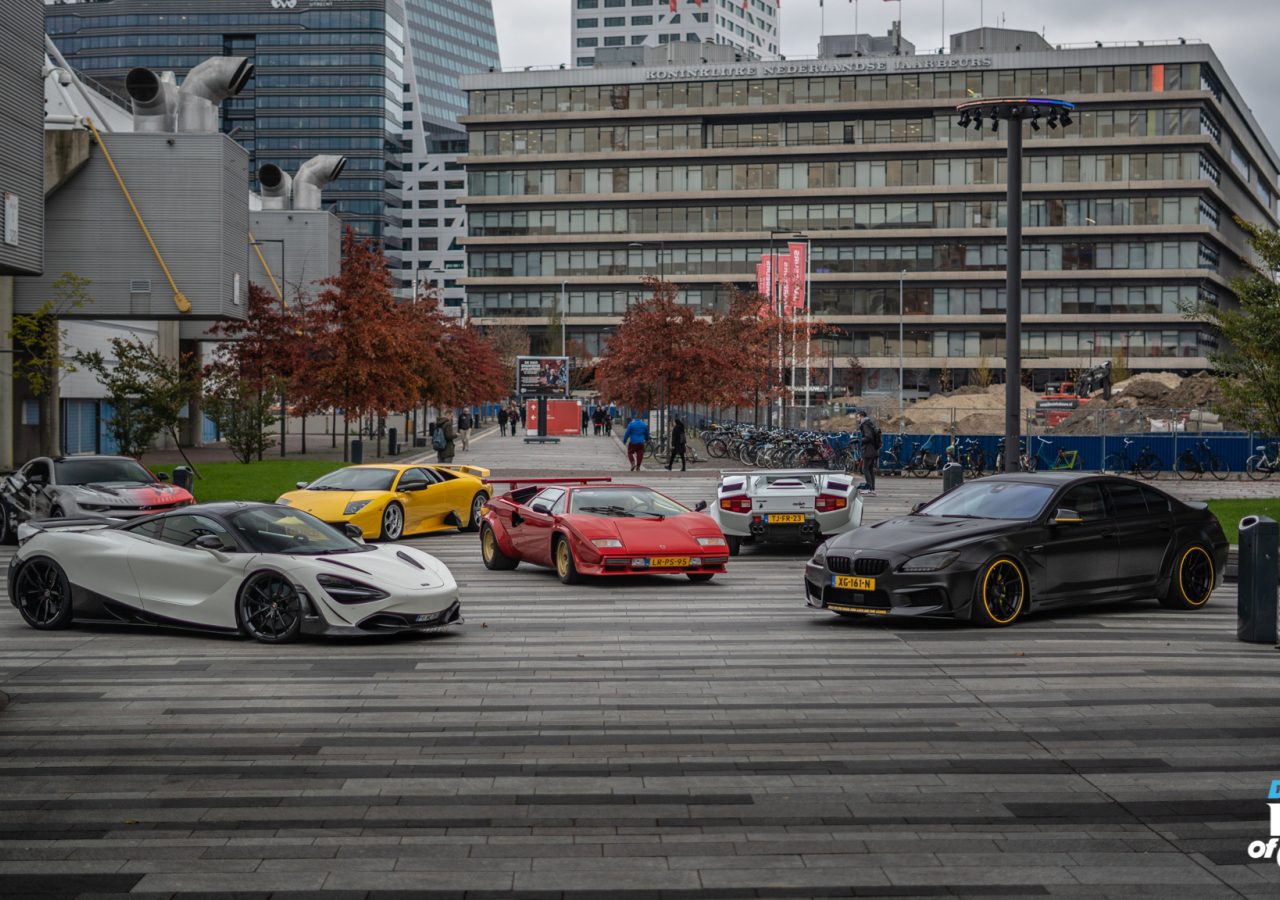 Een groep auto's geparkeerd voor een gebouw op DAG1.