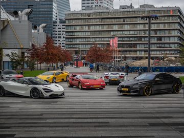 Een groep auto's geparkeerd voor een gebouw op DAG1.