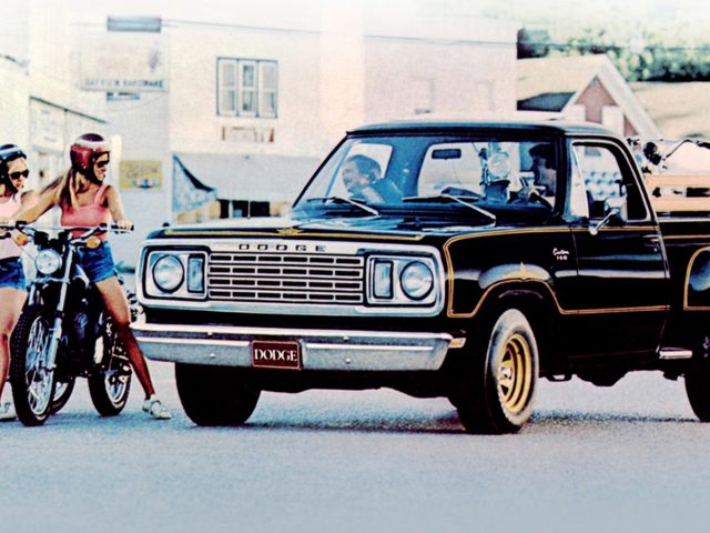 Een vrouw fietst naast een Dodge-pick-up.