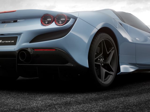 De achterkant van een blauwe Ferrari F8 Spider.