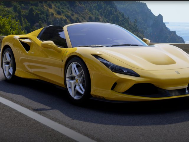 Een gele Ferrari F8 Spider-sportwagen rijdt over de weg.