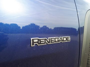 Renegade-logo op de zijkant van een blauwe vrachtwagen.