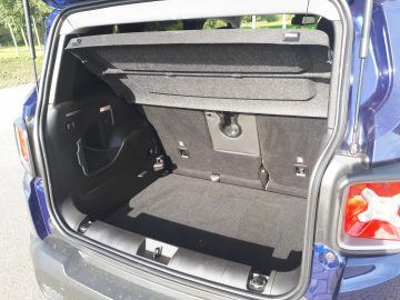 Een blauwe Renegade-SUV met open kofferbak.