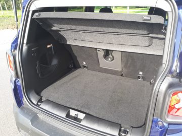 De kofferbak van een blauwe Renegade SUV met de kofferbak open.
