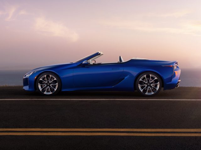 De Lexus LC cabriolet staat geparkeerd op een weg.