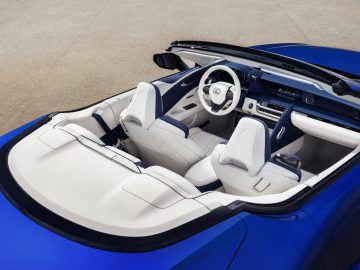 Het interieur van een blauwe Lexus LC converteerbare sportwagen.