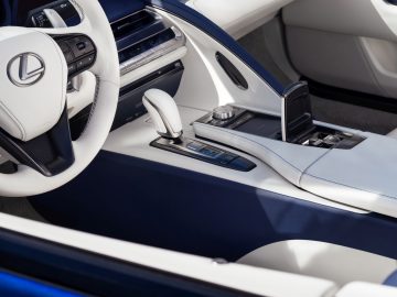 Het interieur van een blauw-witte Lexus LC-sportwagen.