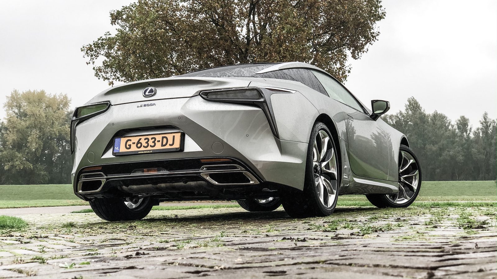 De achterkant van een zilveren Lexus LC 500h.