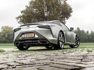 De achterkant van een zilveren Lexus LC 500h.