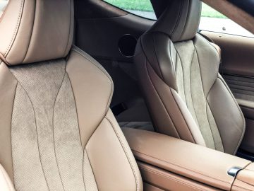 Het interieur van een Lexus LC 500h sportwagen met bruin lederen stoelen.