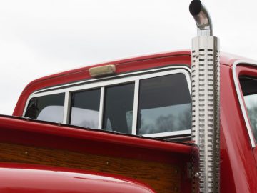 De achterkant van een rode Dodge-pick-up.
