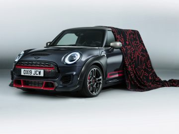 Een MINI John Cooper Works GP met een rood-zwarte doek eroverheen.