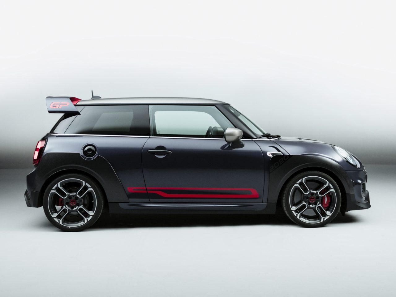 De MINI John Cooper Works GP wordt getoond in een studio.