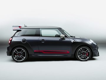 De MINI John Cooper Works GP wordt getoond in een studio.
