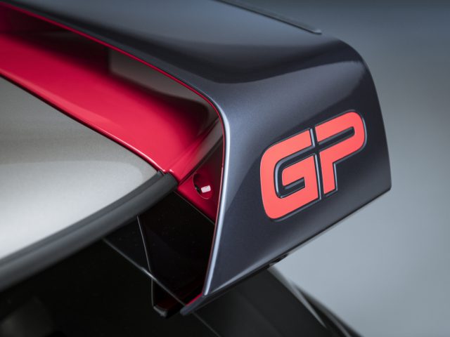 Een close-up van een auto met het MINI John Cooper Works GP-logo erop.