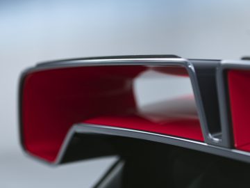 Een close-up van de achterkant van een rode MINI John Cooper Works GP-sportwagen.