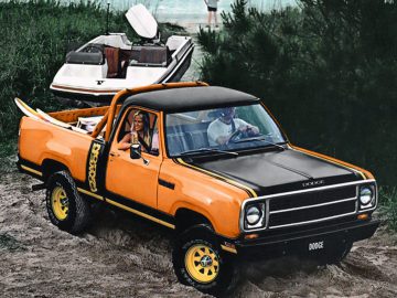 Een Dodge-pick-up met een boot in het zand.