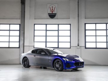 In een garage staat een Maserati GranTurismo geparkeerd.