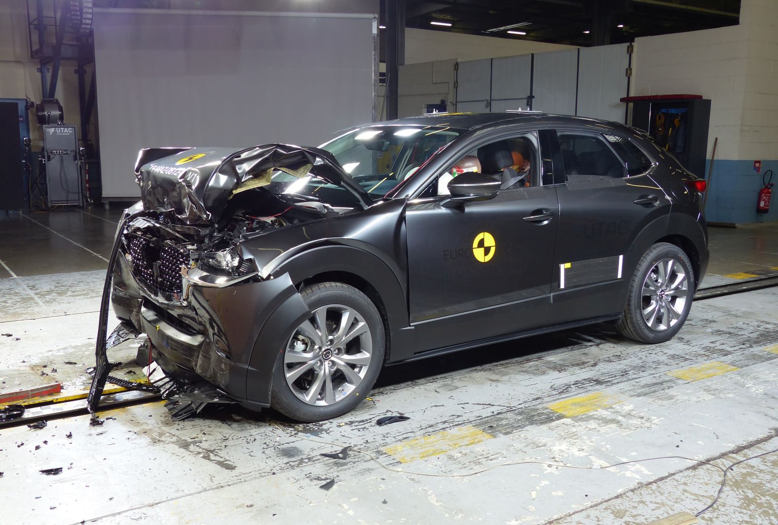 De Mazda CX-30 is beschadigd geraakt bij een ongeval.