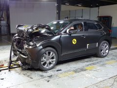 De Mazda CX-30 is beschadigd geraakt bij een ongeval.