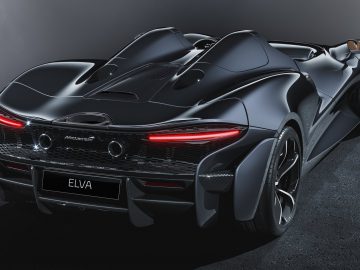 De achterkant van een zwarte McLaren Elva-sportwagen.