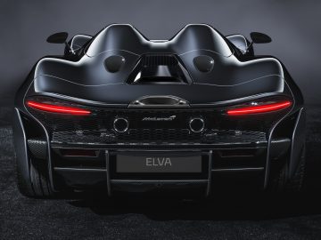 De achterkant van een zwarte McLaren Elva.