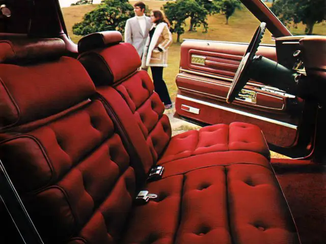 Rood lederen stoelen met airbags in een auto.