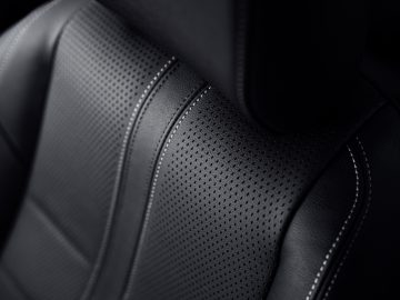 Een close-up van een zwartleren stoel in een Opel Corsa.