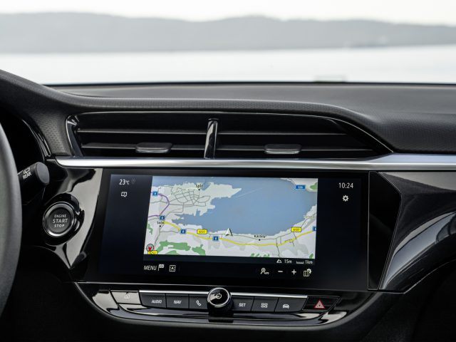 Het dashboard van een Opel Corsa met GPS-systeem.