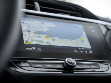 Een Opel Corsa met een GPS-scherm in het dashboard.
