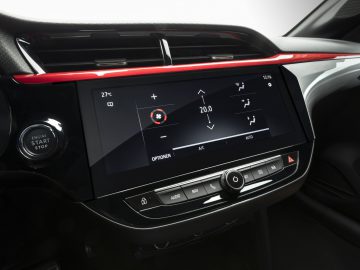 Het dashboard van een Opel Corsa met touchscreen display.