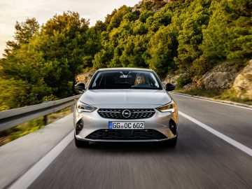 De Opel Corsa uit 2019 rijdt over een bergweg.