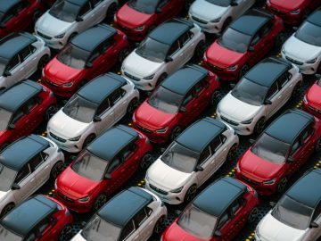 Veel Opel Corsa-auto's staan geparkeerd op een parkeerplaats.