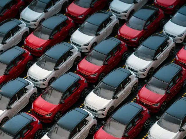 Veel Opel Corsa-auto's staan geparkeerd op een parkeerplaats.