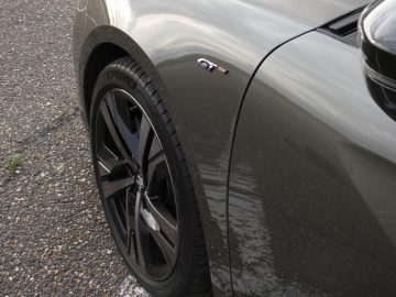 Een close-up van een Peugeot 508 geparkeerd op een parkeerplaats.