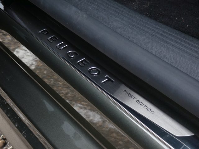 Peugeot 508-logo op de deurklink van een auto.