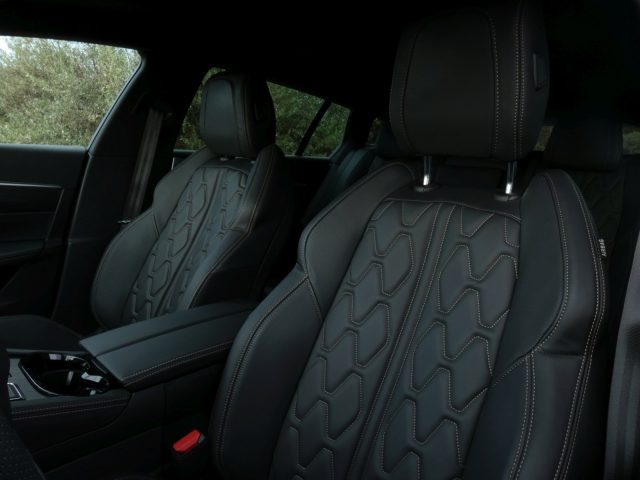 Het interieur van een Peugeot 508 met zwart lederen stoelen.