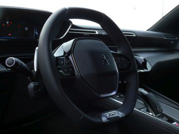Het stuur en dashboard van een Peugeot 508.
