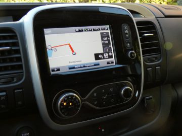 Een Renault-auto met een GPS-systeem erin.