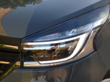 Een close-up van de koplampen van een Renault-auto.