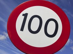 Een verkeersbord met het nummer 100 erop voor autosnelwegen.