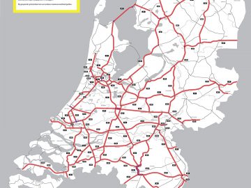 Een kaart van Nederland met rode lijnen die Autosnelwegen 100 aangeven.