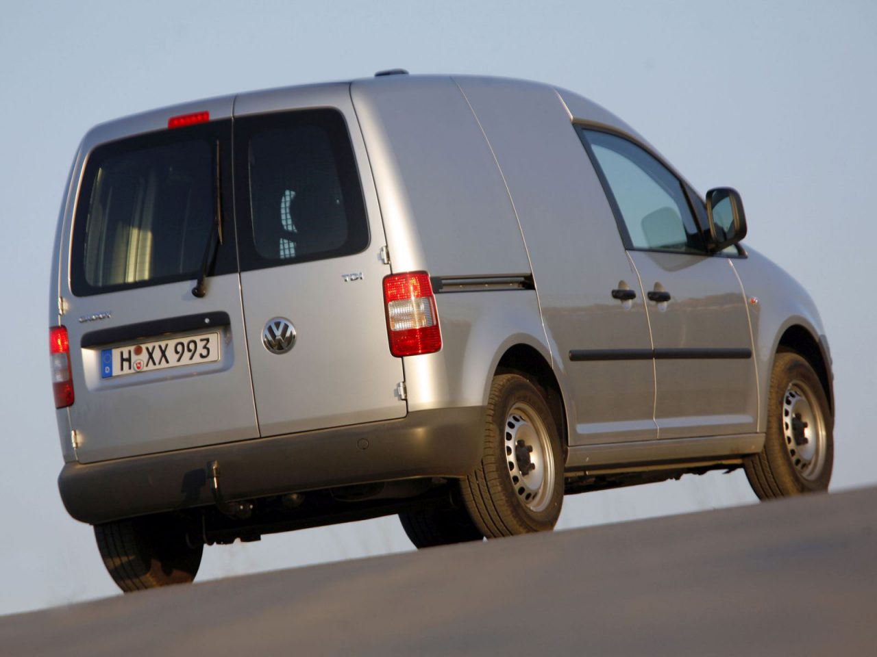 Een zilveren busje rijdt over een milieuzoneweg in Amsterdam.